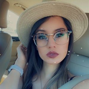 Meet your Posher, Carina